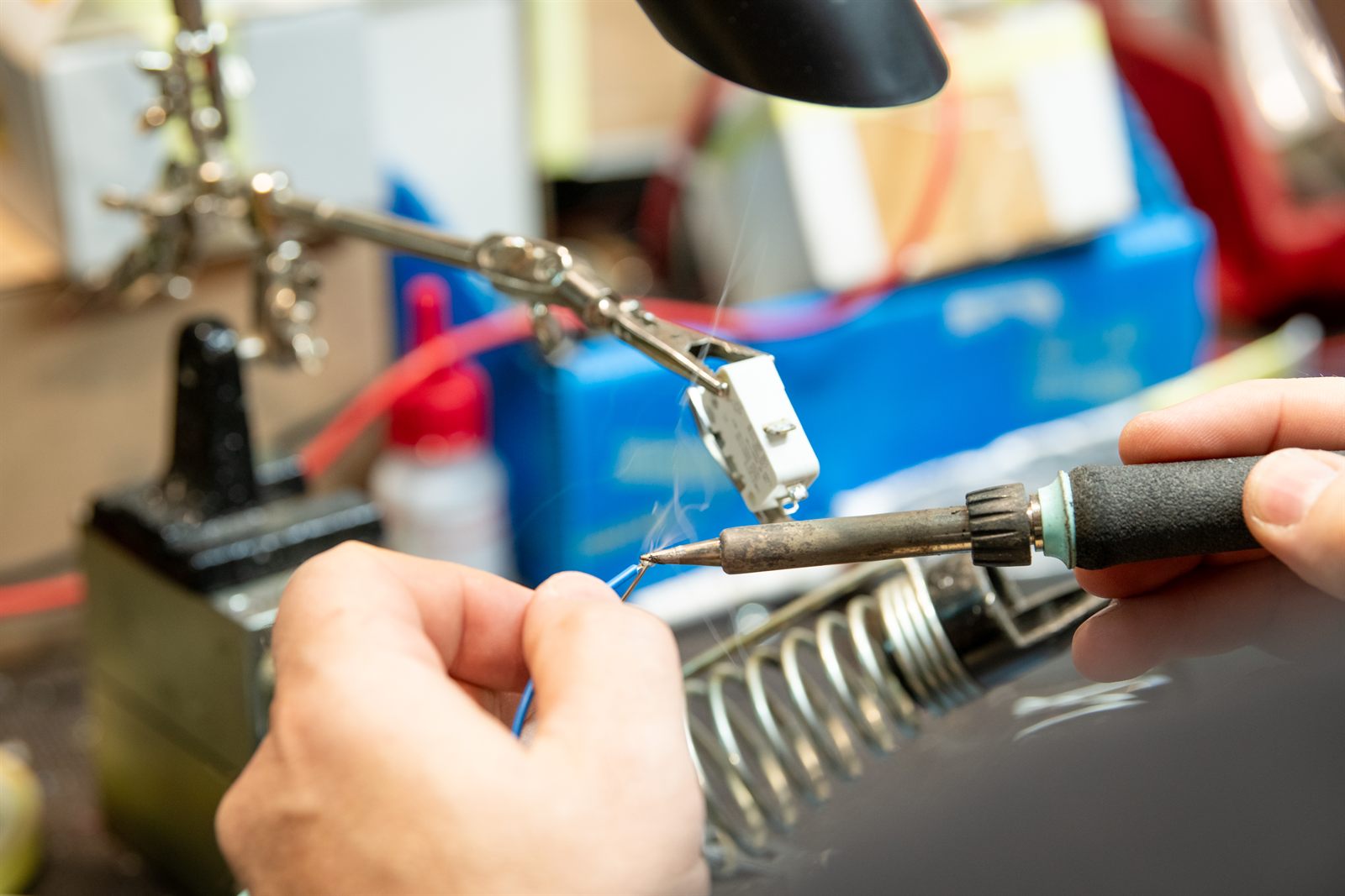 Atelier PERJES,soudure de précision sur carte électronique