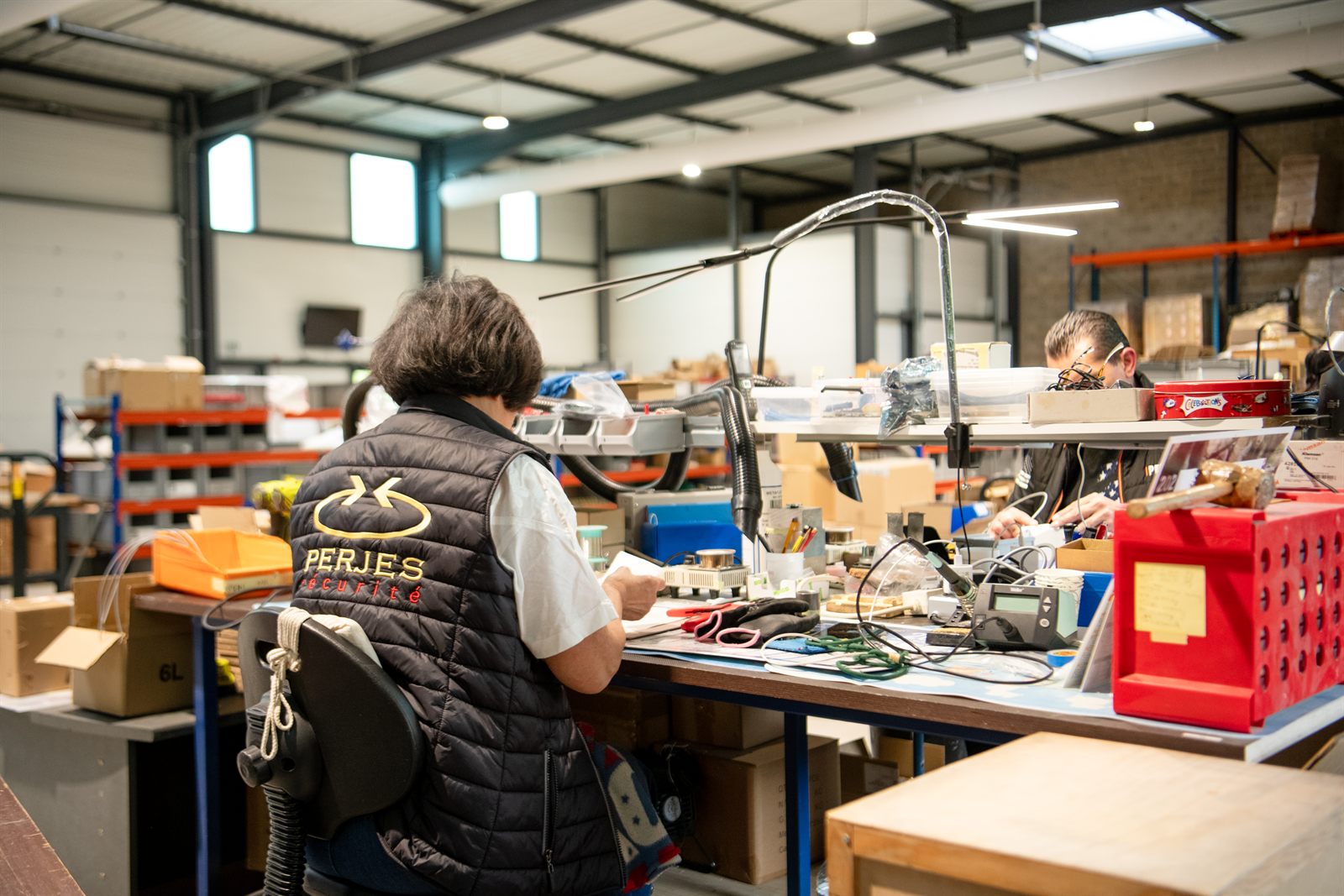 Atelier PERJES,soudure d'un composant électronique